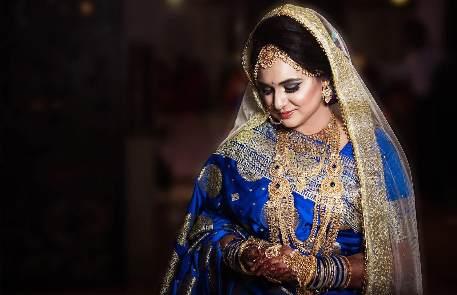 Koleksi Perhiasan Izay Biografi